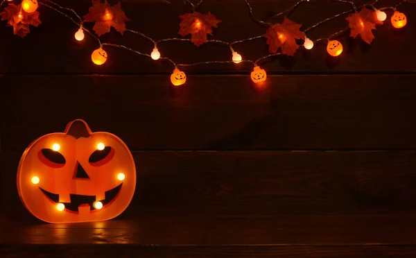 Abóbora Halloween Brilhante Com Grinaldas Fundo Madeira Halloween Jack Lanterna — Fotografia de Stock