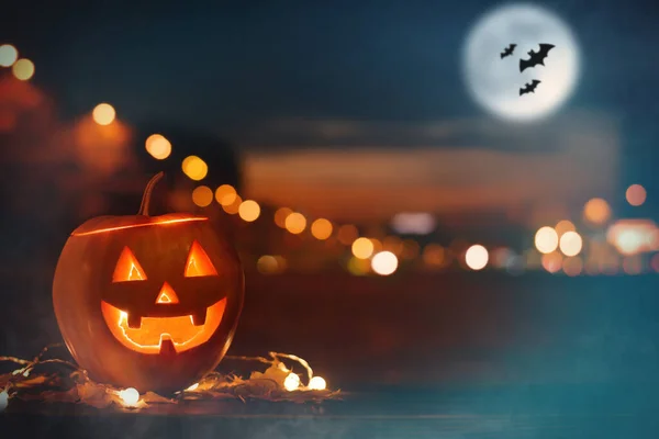 Ijesztő Halloween Tök Hátán Gyönyörű Bokeh Éjszakai Égbolt Füst Halloweenkor — Stock Fotó