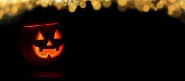 Siyah arka planda parlayan cadılar bayramı kabağı. Şeker mi şaka mı? Pankart. Metin için alanı kopyala