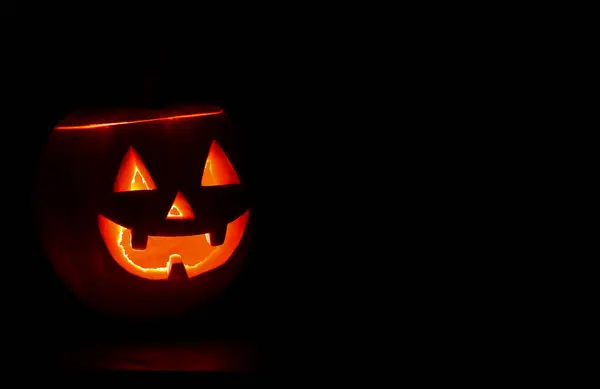 Glühender Halloween Kürbis Auf Schwarzem Hintergrund Kopierraum Für Text — Stockfoto