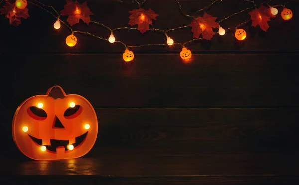 Glühender Halloween Kürbis Mit Girlanden Auf Einem Hölzernen Hintergrund Halloween — Stockfoto