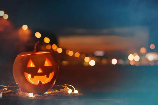 Abóbora Halloween Brilhante Assustador Contra Fundo Belo Bokeh Céu Noturno — Fotografia de Stock