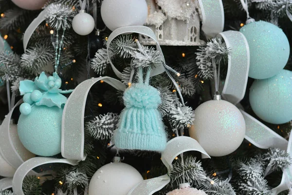 Árvore Natal Com Azul Branco Preto Decorações Malha Fitas Decoração — Fotografia de Stock
