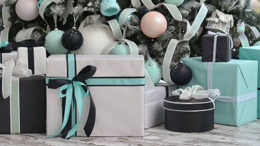 Noel ağacının yanında hediyeler olan bir sürü kutu. Noel oyuncakları, süslemeler, hediye kutuları beyaz, mavi ve siyah renklerle süslenmiş.