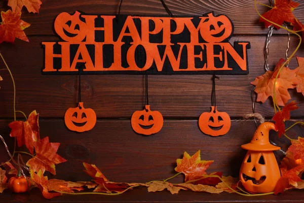 Balkabakları, yapraklar, çelenkler, ahşap arka planda Mutlu Cadılar Bayramı metinleri