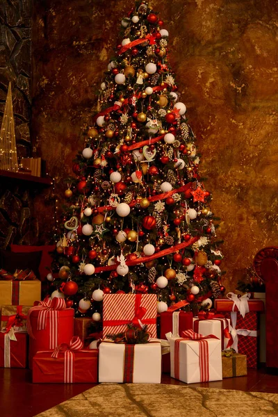 Weihnachten Neujahr Schön Luxuriös Dekorierter Weihnachtsbaum Schachteln Mit Geschenken Auf — Stockfoto