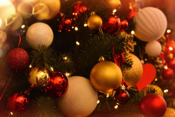 황금색 빨간색 이달린 아름다운 크리스마스 클로즈업 크리스마스 분위기 크리스마스 — 스톡 사진