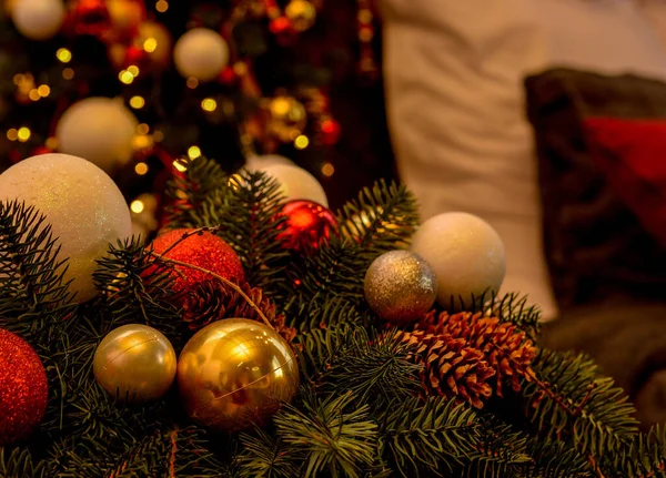 아름다운 크리스마스 화환에 가문비나무 크리스마스 화환에는 아름다운 크리스마스 트리의 배경에 — 스톡 사진