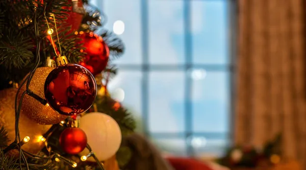아름답고 크리스마스 트리에는 빨간색 이있으며 커튼의 배경에는 원추형 크리스마스 분위기 — 스톡 사진