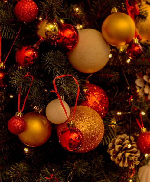 황금색 빨간색 이달린 아름다운 크리스마스 클로즈업 크리스마스 분위기 크리스마스 — 스톡 사진