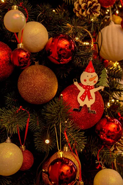 Mooie Luxe Kerstboom Met Gouden Rode Witte Ballen Kegel Kerstspeelgoed — Stockfoto