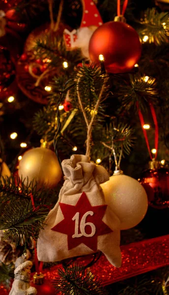 クリスマスの背景 アドベントカレンダーエコバッグの形でアドベントカレンダーはクリスマスツリーに掛けます — ストック写真