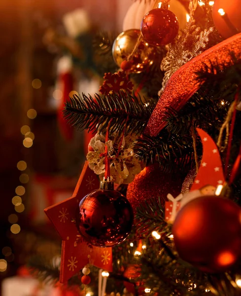 Prachtige Luxe Kerstboom Met Gouden Rode Witte Ballen Kegel Close — Stockfoto