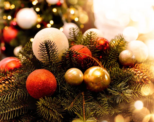Vánoční Aranžmá Borovicovými Větvičkami Červené Bílé Zlaté Kuličky Kužely Pozadí — Stock fotografie