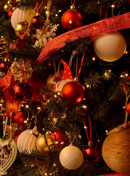 Gyönyörű Fényűző Karácsonyfa Arany Piros Fehér Golyók Kúp Közeli Karácsony — Stock Fotó