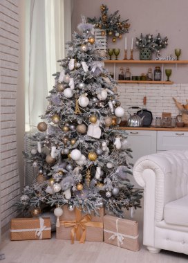 Noel için oturma odası, Noel ağacı olan mutfak, kanepe mutfağı. Mutlu yıllar! Noel havası