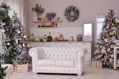 Noel için oturma odası, Noel ağacı olan mutfak, kanepe mutfağı. Mutlu yıllar! Noel havası