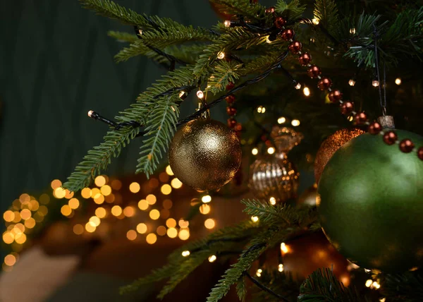 Christmas Tree Gold Green Balls Beads Garlands Gold Bokeh Christmas — Stock Photo, Image