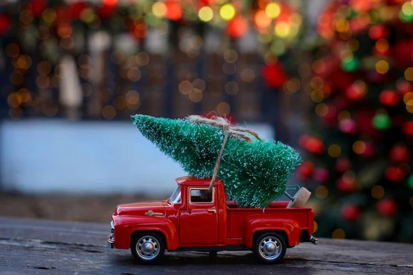 Retro Spielzeug Rotes Auto Lkw Mit Winzigem Weihnachtsbaum Auf Dem — Stockfoto