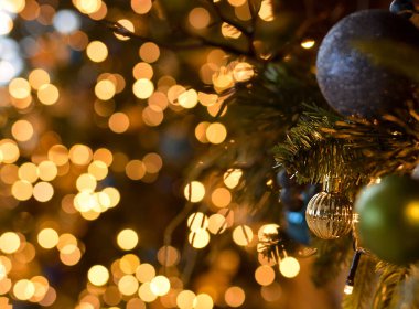 İskandinav tarzında kırmızı dekor unsurları olan açık beyaz bir Noel mutfağı. Noel süslemeleri.