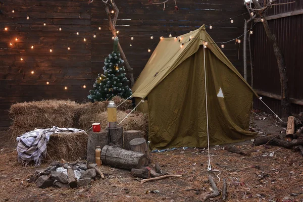 Tenda Turística Árvore Natal Lenha Garrafa Térmica Xícara Luzes Guirlanda — Fotografia de Stock