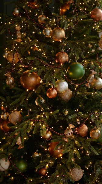 Luxury Decorated Christmas Tree Gold Green Brown Balls Beads Garland — Stock Photo, Image