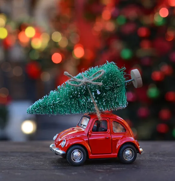 Retro Spielzeug Rotes Auto Mit Winzigem Weihnachtsbaum Auf Dem Hintergrund — Stockfoto