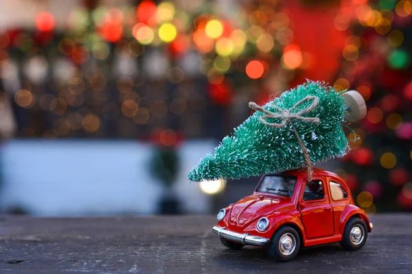 Retro Spielzeug Rotes Auto Mit Winzigem Weihnachtsbaum Auf Dem Hintergrund — Stockfoto