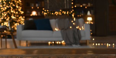 Noel arkaplanı. Bulanık bir Noel salonunun arka planında boş ahşap masa. Güzel bir altın bohçayla. Ürün montajı için hazır.