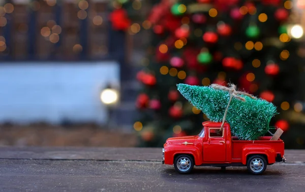 Ретро Игрушечный Красный Автомобиль Грузовик Крошечной Елкой Фоне Рождественского Боке — стоковое фото