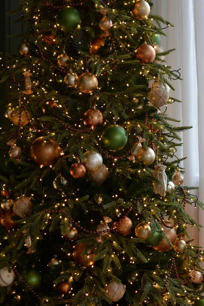 Luksusowo Urządzone Choinki Złota Zieleni Brązowe Kulki Koraliki Girlanda Świąteczne — Zdjęcie stockowe