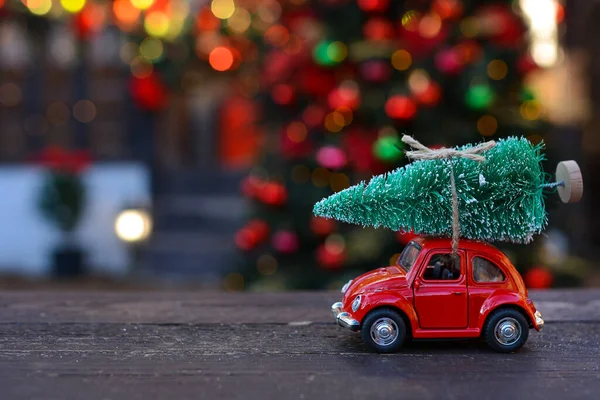 Ретро Игрушечный Красный Автомобиль Крошечной Елкой Фоне Рождественского Боке Рождественские — стоковое фото