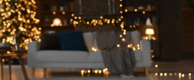 Şık bir odanın arka planında kanepe, noel ağacı, altın bokeh...