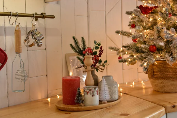 Klasyczna Drewniana Skrzynia Szufladami Jest Pięknie Urządzona Boże Narodzenie Choinka — Zdjęcie stockowe