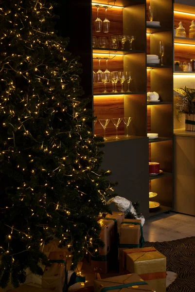 Interiér Vánoční Kuchyně Barem Kbelík Šampaňského Stole Vánoční Nálada — Stock fotografie