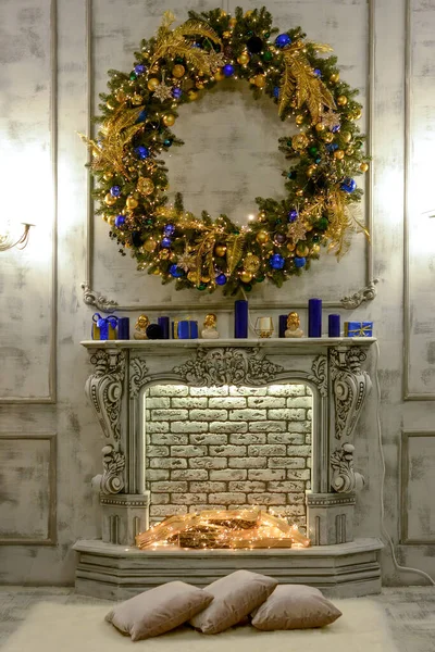 Decoración Navidad Con Una Gran Corona Pared Chimenea Velas Azules —  Fotos de Stock