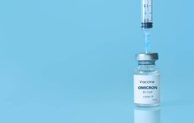 Bir şişe Covid-19 aşısı Omicron Variant Coronavirus 'a karşı bağışıklık kazandırdı. Tıp, sağlık ve bilim kavramı. Metinler için alanı kopyala.