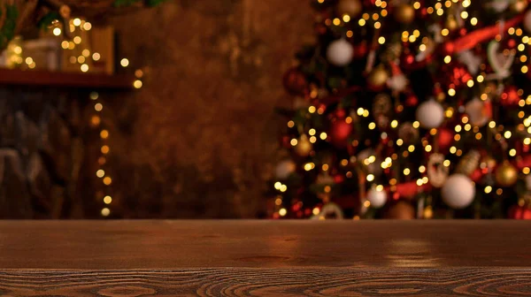 Noel arkaplanı. Noel ağacının arka planındaki boş ahşap masa ve yılbaşı pastası. Ürün montajı için hazır. Pankart