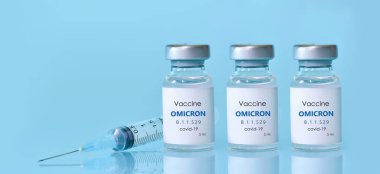 Bir şişe Covid-19 aşısı Omicron Variant Coronavirus 'a karşı bağışıklık kazandırdı. Tıp, sağlık ve bilim kavramı. Metinler için alanı kopyala.