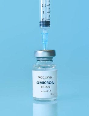 Bir şişe Covid-19 aşısı Omicron Variant Coronavirus 'a karşı bağışıklık kazandırdı. Tıp, sağlık ve bilim kavramı. Metinler için alanı kopyala.