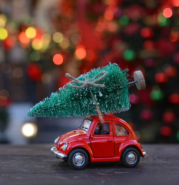 Ретро Іграшковий Червоний Автомобіль Крихітною Ялинкою Фоні Різдвяного Боке Новорічні — стокове фото