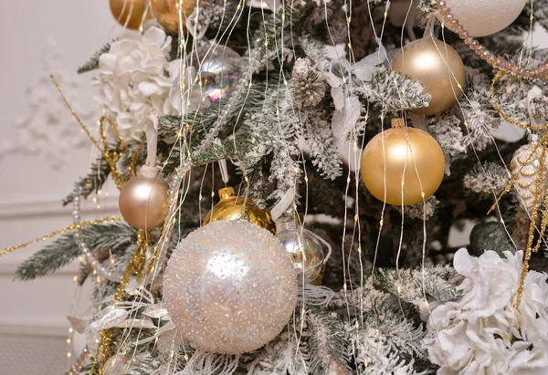 크리스마스 트리는 황금색 흰색으로 장식되어 크리스마스 장식을 받으세요 크리스마스 — 스톡 사진