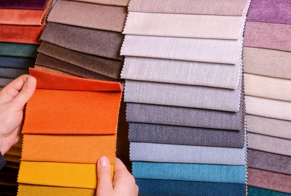 Cliente Guarda Seleziona Tessuto Colore Che Piace Seleziona Tessuto Dai — Foto Stock