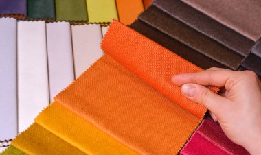 Müşteri sevdiği renk kumaşına bakar ve seçer. Yeni kanepesi için kumaş örneklerinden kumaşı seçer..