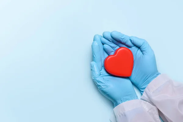 Дві Руки Лікаря Медичних Рукавичках Мають Червоне Серце Концепції Лікування Стокова Картинка
