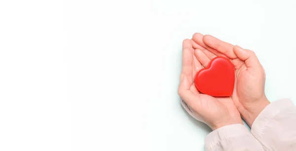 Червоне Серце Руках Доктора Білому Тлі Концепція Охорони Здоров Лікарняної Ліцензійні Стокові Фото