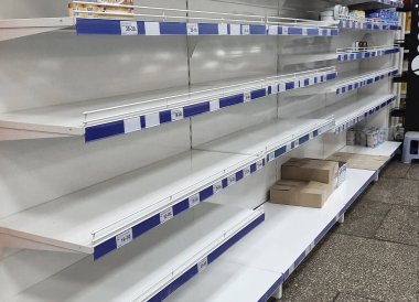Kharkov, UKRAINE - 7 Mart 2022: Rusya Ukrayna 'ya karşı savaş. Harkov marketlerindeki boş raflar