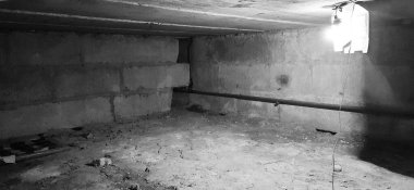 Evin bodrumu bomboş, savaş sırasında sığınak gibi. Sığınak.