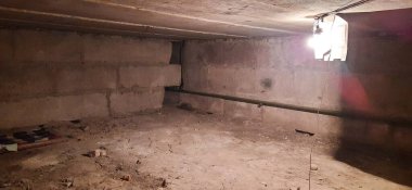 Evin bodrumu bomboş, savaş sırasında sığınak gibi. Sığınak.