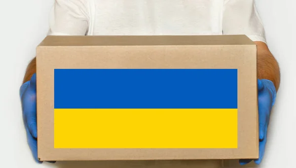 Доброволець Тримає Коробку Допомоги Українських Біженців Бідних Громадян Які Опинилися — стокове фото